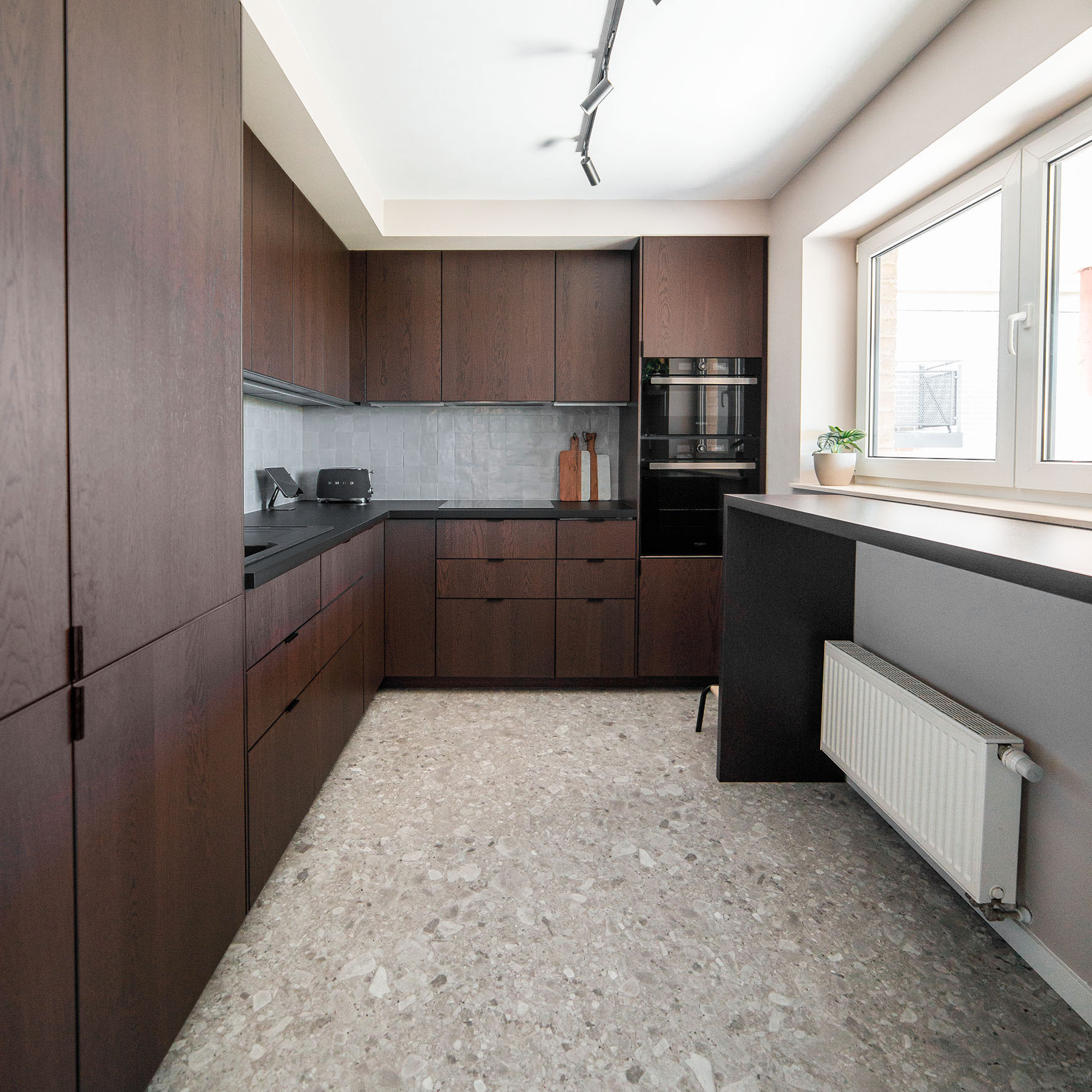 1 F027 Ceppo dark wood kitchen with light terrazzo stone effect floating floor